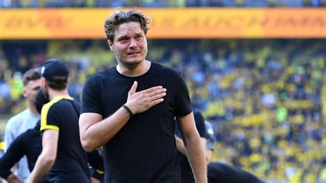 Bvb Trainer Edin Terzic Weint Vor Der S Dkurve