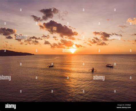 Bateau Jukung Balinais Traditionnel Au Coucher Du Soleil La Plage De