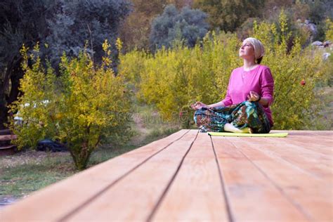 Personne Faisant L Exercice De Yoga Sur La Terrasse En Bois De La Carlingue Rurale Image Stock