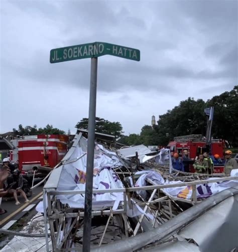 Pemerhati Tata Ruang Soroti Reklame Ambruk Di Jalan Soekarno Hatta