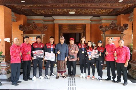 Pemkot Denpasar Serahkan Bonus Peraih Medali Di Sea Games Antara