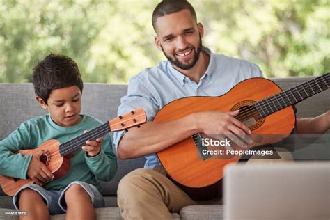 Photo Libre De Droit De Père Enseignant La Guitare Enfant Apprenant La