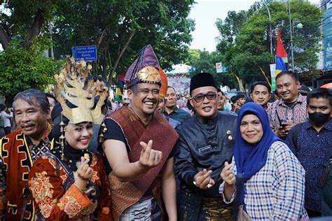 Bobby Nasution Bagikan Pawai Budaya Hut Kota Medan Ke Warganet