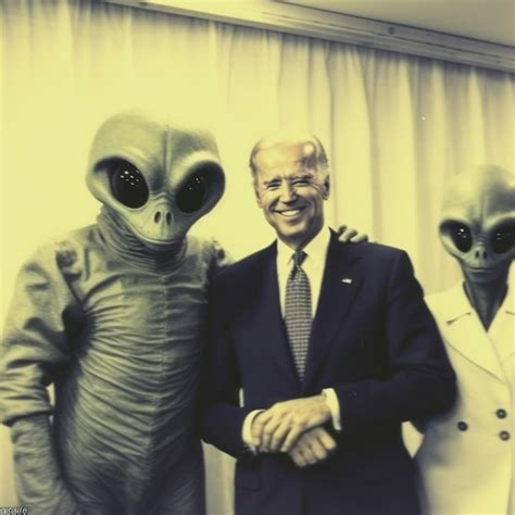 Um Homem De Terno E Dois Alien Genas Alien Genas Alien Genas Posando