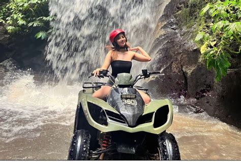 Ubud Bali Kuber Atv Quad Bike Avec Un Long Tunnel Et Des Chutes D Eau