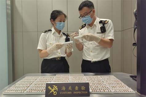 青岛胶东机场海关查获违规携带入境人体胎盘素注射液400支（图）