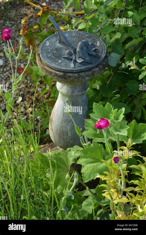 Garten Mit Sonnenuhr Fotos Und Bildmaterial In Hoher Aufl Sung Alamy