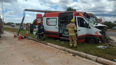 AMBULÂNCIA DO SAMU COLIDE POSTE NA EPIA SUL E DEIXA QUATRO PESSOAS