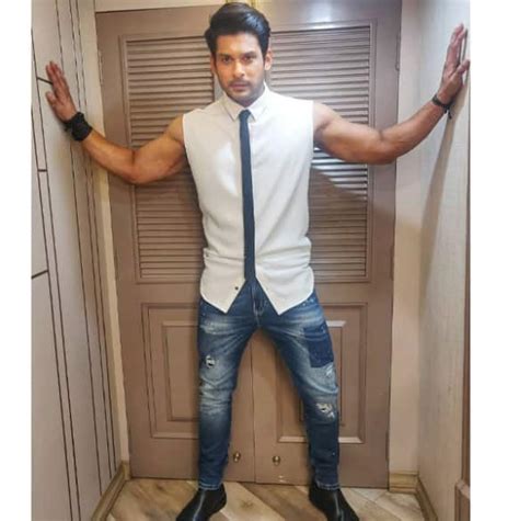 Sidharth Shukla Raises The Hotness Quotient As He Flaunts His Biceps — View Pics