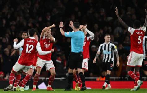 Hàng công bế tắc Arsenal chia điểm với Newcastle