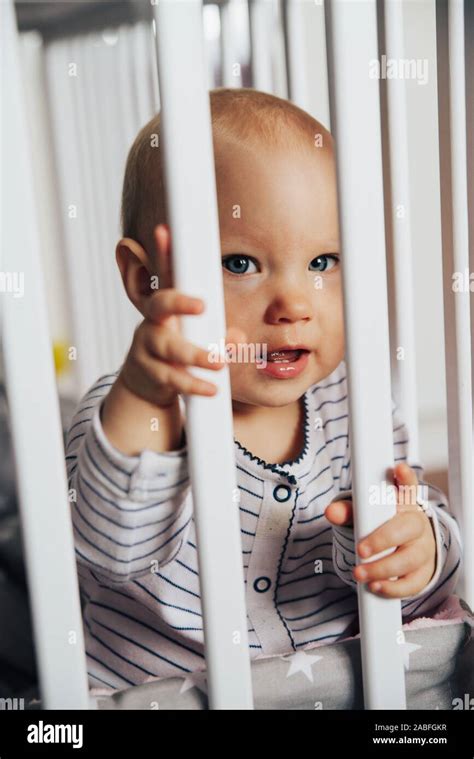 Petite Fille Blonde Aux Yeux Bleus Et Debout Dans Son Lit Fermer Les Yeux Sur Photo Stock Alamy