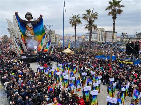 Marted Grasso Sfilata Dei Carri Al Carnevale Di Viareggio