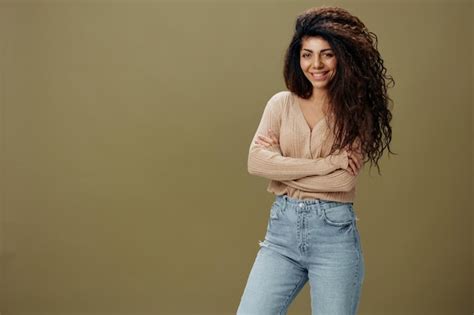 Concepto De Poder De La Mujer Mujer Latina Rizada Y Bronceada Feliz Y Confiada En Cosas Casuales