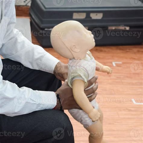 Homem Realizando Rcp Em Manequim De Boneca De Treinamento De Beb