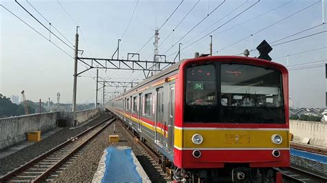 Naik Kereta KRL Commuter Line Di Stasiun Ada JR 205 TM 6000 JR 203