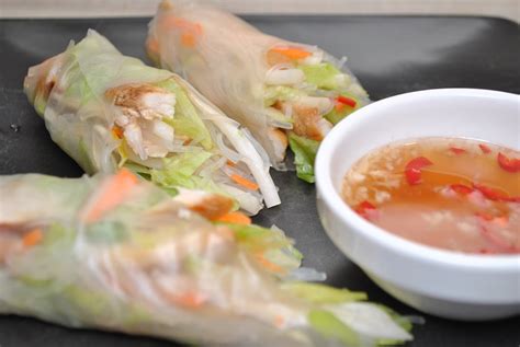 Spring Rolls Z Kurczakiem I Warzywami Prosty Przepis Na Foodo Pl