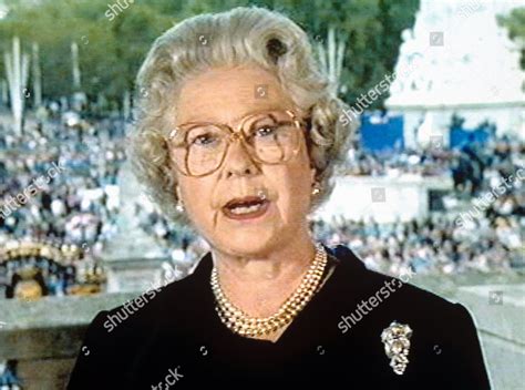 QUEEN ELIZABETH II SPEAKING NATION Photos éditoriales libres de droits - Image libre de droits ...