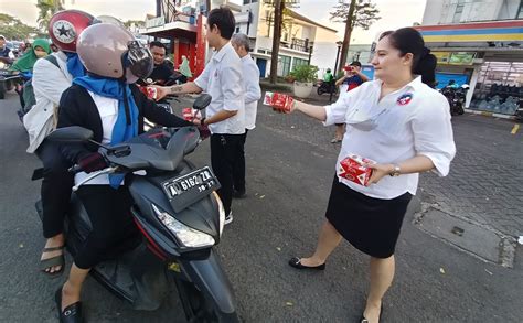 Warga Kabupaten Tangerang Antusias Terima Takjil Dari RPA Partai Perindo