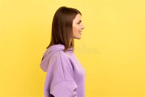 Mujer De Pie Mirando Hacia Adelante Con Una Encantadora Y Alegre