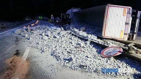 Chiusa L Autostrada Torino Aosta Incidente A H Ne Tir Pieno Di