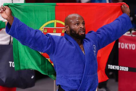 Judoca Jorge Fonseca Conquista Medalha De Bronze Em T Quio Postal Do