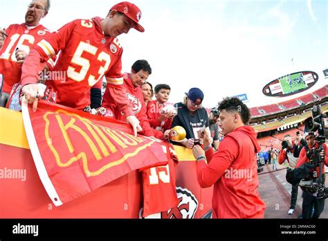 Kansas City Chiefs Quarterback Patrick Mahomes 15 Signs Autographs