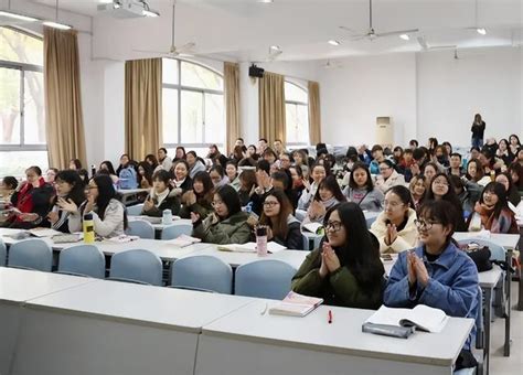 大學女教師課間忘關投影儀，搜索記錄被學生看到，場面很尷尬 每日頭條