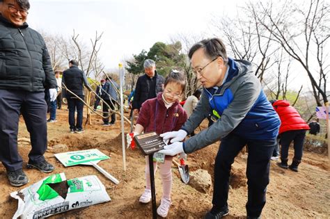 금천구 식목일 앞두고 주민·가족과 함께 나무심기 행사경인투데이뉴스