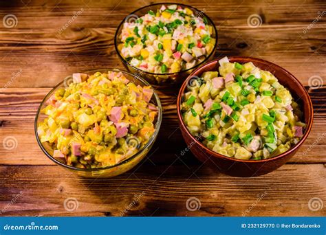 Diferentes Pratos Festivos Sobre Uma Mesa De Madeira Foto De Stock