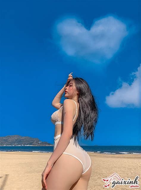 Nh G I Xinh M C Bikini Sexy P Trong Su T M Ng L T Khe
