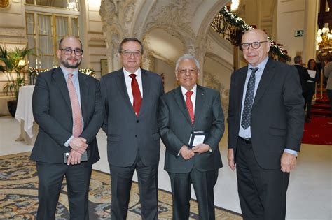 "Iniciativa social y trayectoria internacional" premio honorífico