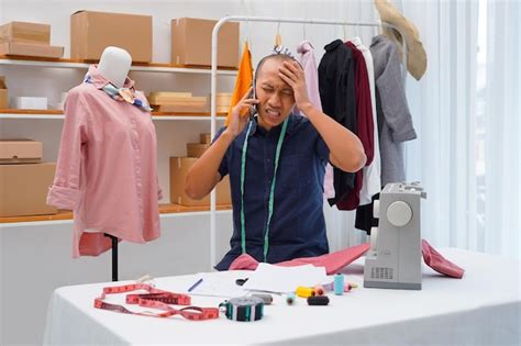 Diseñadores de moda confundidos frotándose la cabeza y estresados por