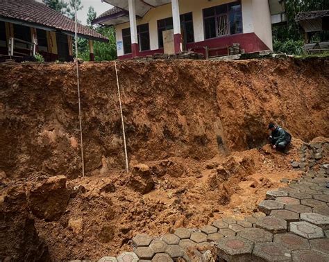 Pvmbg Selidiki Lokasi Pergerakan Tanah Di Rongga Bandung Barat