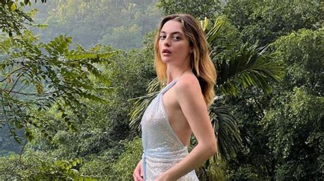 Melis Sezen Renkli Bikinisiyle Ezlongda Sere Serpe Poz Verdi