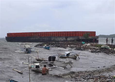 Bikin Panik Kapal Tongkang Yang Dihantam Ombak Di Parepare Nyaris