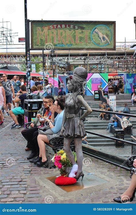 Estatua De Amy Winehouse En Camden Stables Market Imagen De Archivo