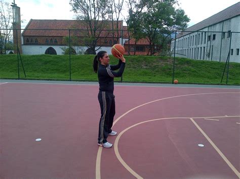 Persona Lanzando Una Pelota De Basquetbol Hombre Tratando De Disparar