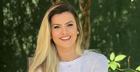 De Biqu Ni Mirella Santos Exibe Corp O Sarado Na Piscina