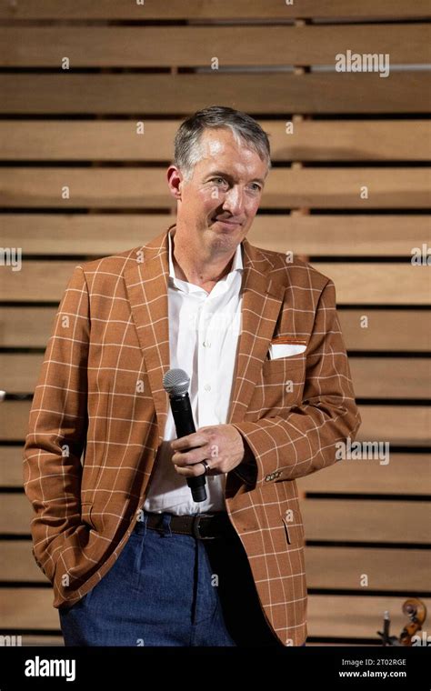 Der Präsident der University of Texas JAY HARTZELL feiert am Abend