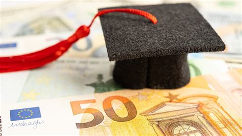 Burse de până la 2 000 de euro pe lună pentru studenții români la