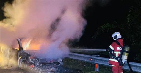 Lelaki Rentung Kereta Terbakar Di Jalan Baru Renggam Ulu Belitong