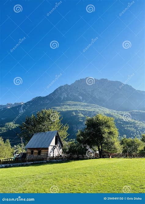 beautiful guest house   valley  theth national park albania