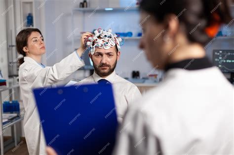 Neurologista Especialista Segurando A Prancheta Com A Explicação Do