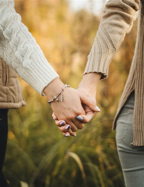 Femme En Pull En Tricot Blanc Tenant La Main Avec Un Homme En Veste