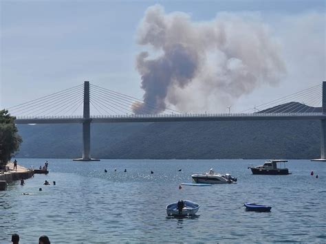 Vidi se ogroman dim Požar na Pelješcu gase vatrogasci i tri kanadera