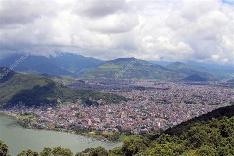 Pokhara Ciudad Y El Lago Phewa Como Se Ve En El Camino Hacia La Pagoda