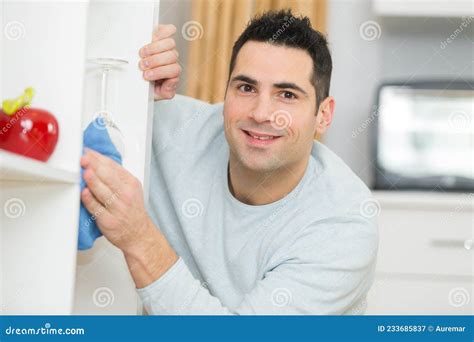 Cozinha Jovem E Feliz Limpeza De Zeladores Imagem De Stock Imagem De