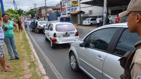 Cinco veículos se envolvem em engavetamento