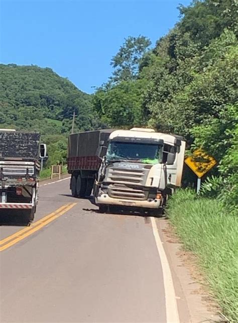 Colisão entre carreta e caminhão provoca danos materiais na SC 355