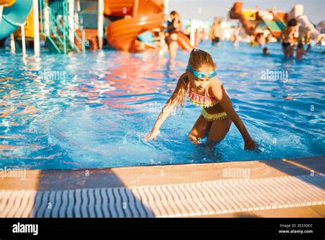 Fr Hliches M Dchen In Einem Hellen Badeanzug Und Blau Schwimmen